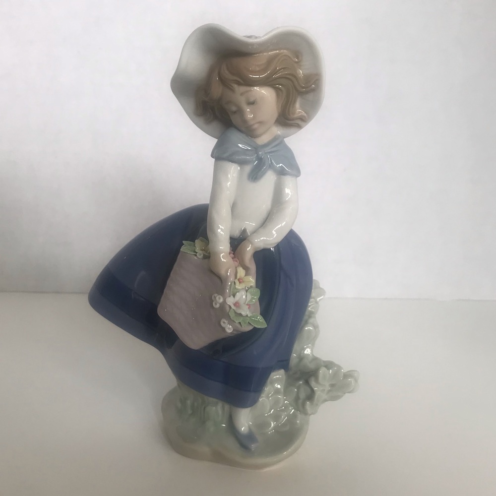 LLadro Pretty Pickings 5222 girl and flowe…
